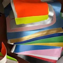 Material de suprafață personalizat pentru mănuși de box, avem o varietate de materiale premium de selectat, cum ar fi PU, microfibră, piele de vacă și așa mai departe.