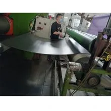 Procesul compozit, suprafața PU și talpa de cauciuc sunt amestecate împreună printr-o linie de procesare a compusului integrat.