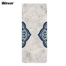 Acest covor de yoga din piele intoarsa+cauciuc cu elemente imprimate este personalizat de clientul nostru, care este rezistent la transpiratie.